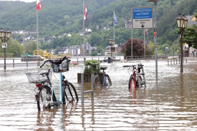 Die Promendae in Cochem in Rheinland-Pfalz steht unter Wasser. Heftiger Dauerregen hat Flüsse über die Ufer treten lassen und Überschwemmungen verursacht.