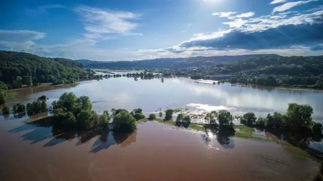 Die Blies, ein knapp 100 km langer Nebenfluss der Saar, hat sich in Folge des Hochwassers zu einer Seenplatte ausgeweitet.