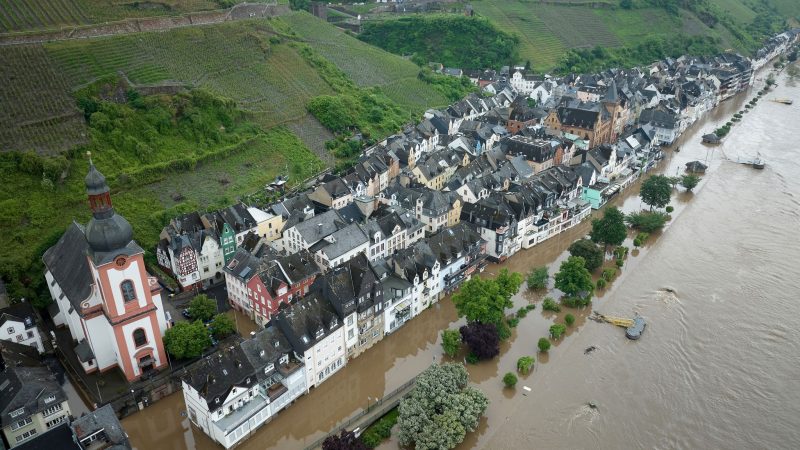 Große Teile der Altstadt von Zell an der Mosel stehen unter Wasser.