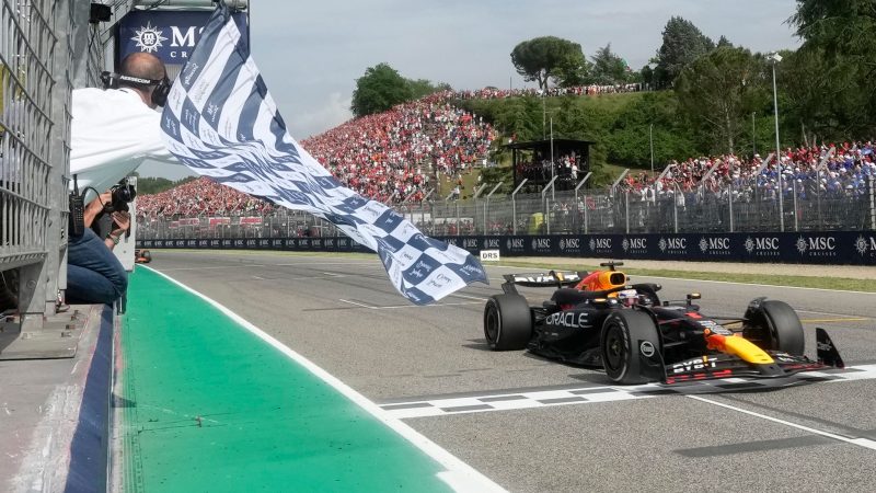 Red-Bull-Pilot Max Verstappen gewinnt auch den Großen Preis von Imola.