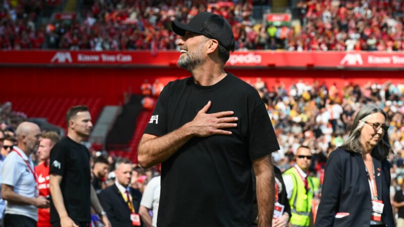 Jürgen Klopp begrüßt die Fans vor seinem letzten Spiel an der Anfield Road.