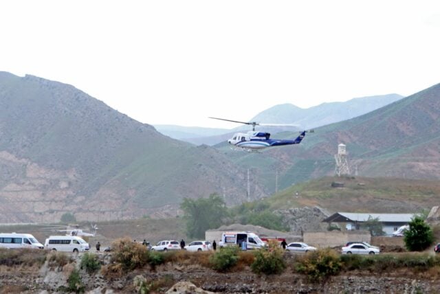 Nach der Eröffnung des Staudammes hebt der Hubschrauber mit dem iranischen Präsidenten Ebrahim Raisi an Bord ab.