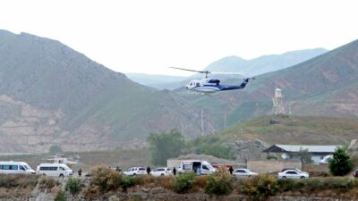 Nach der Eröffnung des Staudammes hebt der Hubschrauber mit dem iranischen Präsidenten Ebrahim Raisi an Bord ab.