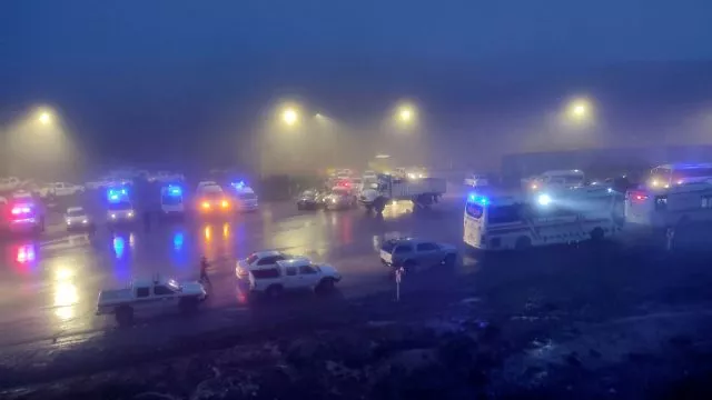 Fahrzeuge von Rettungsteams in der Nähe des Unglücksortes.
