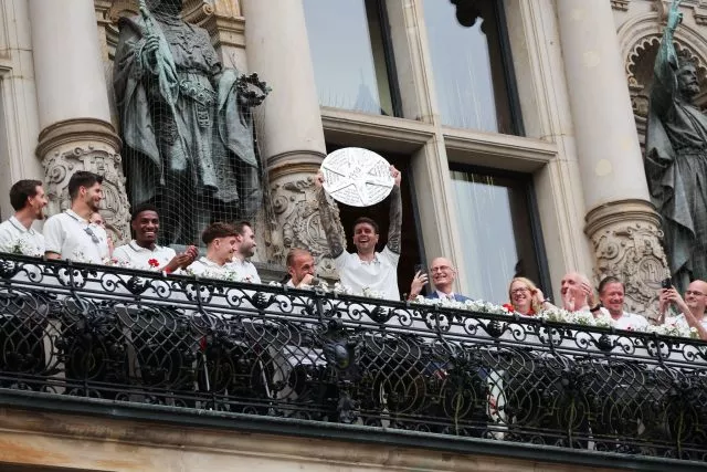 Große Freude beim FC St. Pauli: Die Mannschaft um Trainer Fabian Hürzeler (M) feiert auf dem Balkon des Hamburger Rathauses den Aufstieg in die Bundesliga.