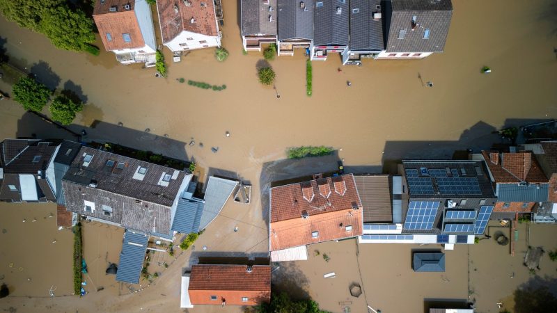 Bewohner im überschwemmten Kleinblittersdorf im Saarland mussten von der Feuerwehr mit Booten aus ihren Häusern gerettet werden.