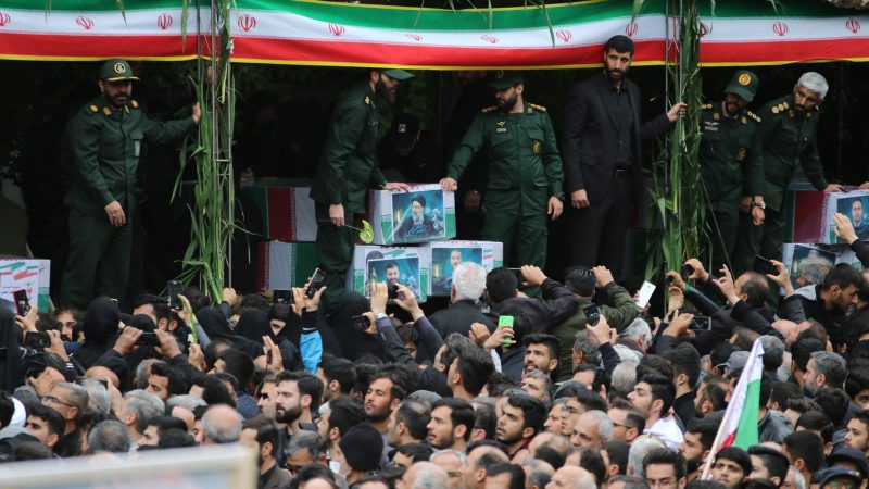 Menschen nehmen an einem Trauerzug für den verstorbenen iranischen Präsidenten Raisi, Irans Außenminister Amirabdollahian und weitere Minister teil, die bei einem Hubschrauberabsturz ums Leben kamen.