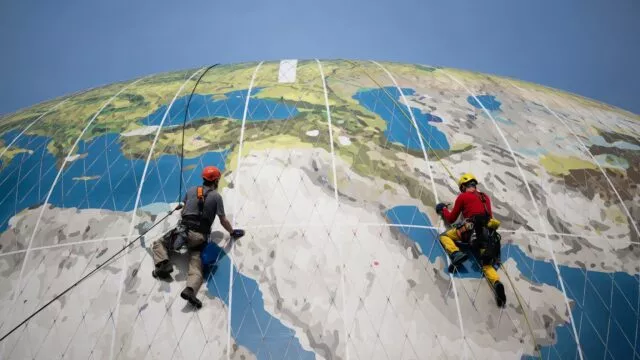 Weltweite Suche: Kletterer warten den Weltballon des Air Service Berlin nahe des Checkpoint Charlie. Mit dem Ballon können Passagiere in die Höhe steigen und auf Berlin herabblicken.