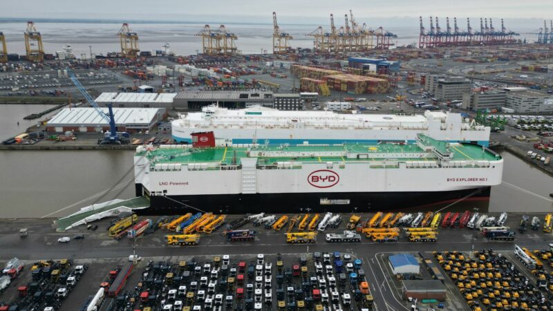 Der Autofrachter BYD Explorer No.1 liegt mit 3000 Neuwagen an Bord in Bremerhaven. Der Frachter ist vom chinesischen Shenzen nach Europa gekommen.