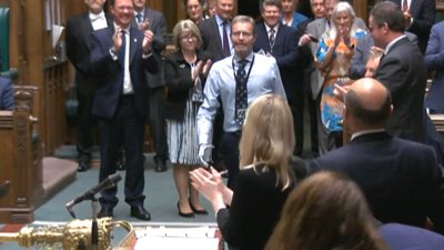 Britischer Abgeordneter kehrt nach vierfacher Amputation ins Unterhaus zurück