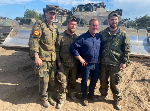 Bundesverteidigungsminister Pistorius mit Soldaten in Litauen.