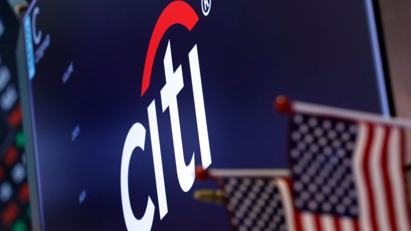 Das Logo der Citigroup über einem Handelsposten auf dem Parkett der New York Stock Exchange.