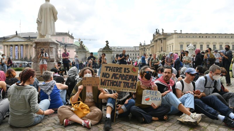 Auf dem Gelände der Humboldt-Universität Berlin gibt es Proteste gegen den Krieg im Gazastreifen. Auch an Universitäten in den USA hatte es zuletzt propalästinensische Demonstrationen gegeben. Archivbild