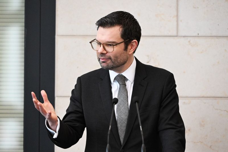 Den Deutschen fehle manchmal Gemeinschaftsgefühl, findet Buschmann.