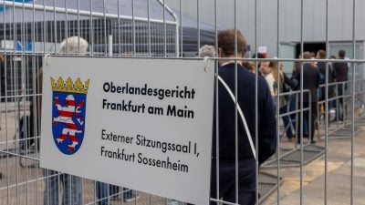 Seit dem 21. Mai läuft der Prozess gegen die mutmaßliche «Reichsbürger»-Gruppe um Prinz Reuß vor dem provisorischen Gerichtsgebäude im Frankfurter Stadtteil Sossenheim.