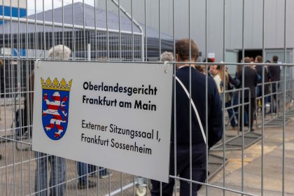 Seit dem 21. Mai läuft der Prozess gegen die mutmaßliche «Reichsbürger»-Gruppe um Prinz Reuß vor dem provisorischen Gerichtsgebäude im Frankfurter Stadtteil Sossenheim.