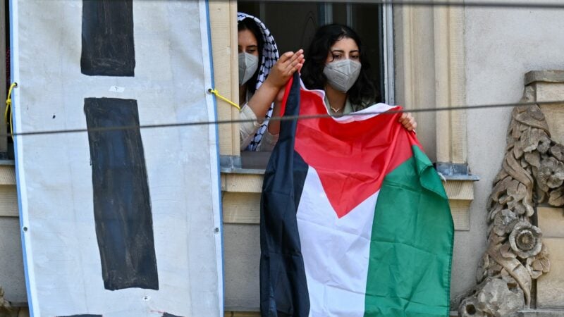 Pro-Palästinensischen Demonstranten halten aus einem Fenster des Institutes für Sozialwissenschaften der Berliner Humboldt-Universität eine palästinensische Flagge. Zur Unterstützung der Palästinenser im Gazastreifen und aus Protest gegen Israel haben sie Räume der Uni besetzt.