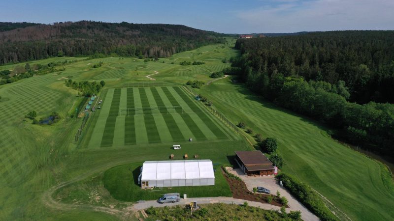 Fast alle DFB-Übungseinheiten finden auf einem Trainingsplatz unweit des Golf-Hotels Weimarer Land statt, der für die EM hergerichtet wurde.