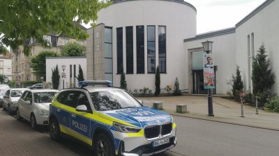 Ein Polizeiwagen steht vor der Neuen Synagoge in Heidelberg. Ein 18-Jähriger soll einen Anschlag auf Besucher der Synagoge geplant haben.