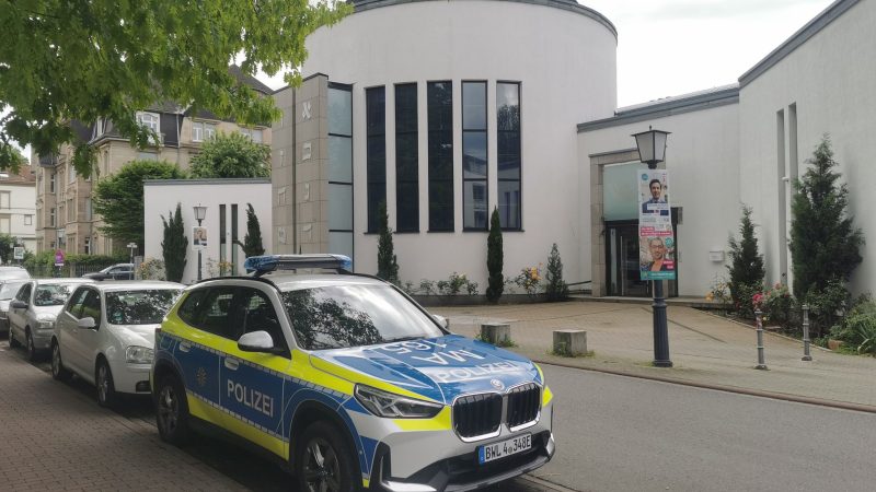 Ein Polizeiwagen steht vor der Neuen Synagoge in Heidelberg. Ein 18-Jähriger soll einen Anschlag auf Besucher der Synagoge geplant haben.