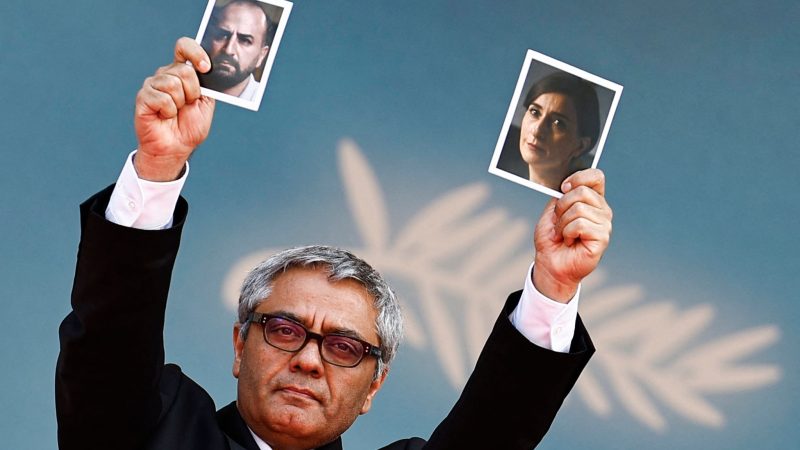 Der iranische Regisseur Mohammad Rasoulof ist mit seinem Film «The Seed of the Sacred Fig» bei der 77. Ausgabe der Filmfestspiele von Cannes für die Goldene Palme nominiert.