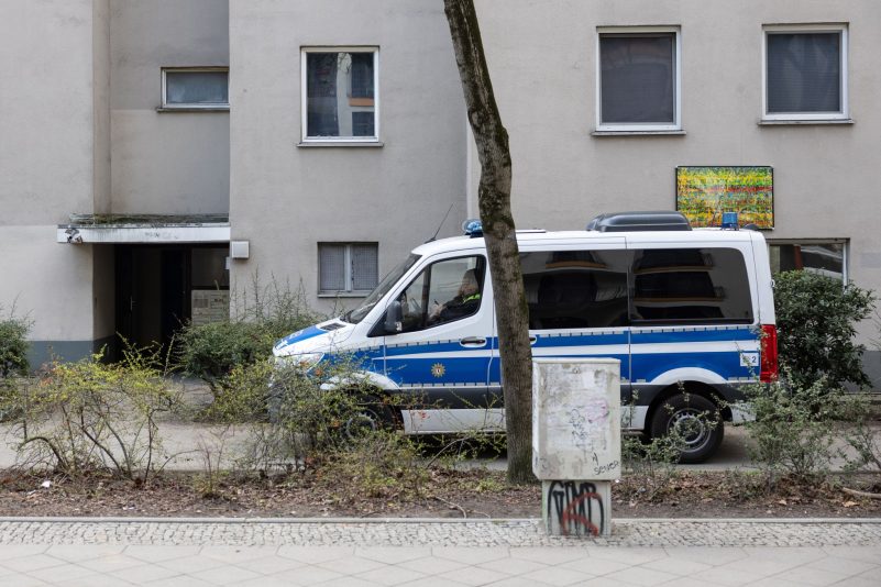 Ein Polizeiwagen steht vor der Wohnung der ehemaligen RAF-Terroristin Daniela Klette (Archivbild).