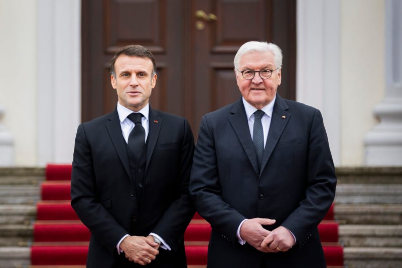 Der französische Präsident, Emmanuel Macron, wird heute in Berlin eintreffen und dann zunächst mit Bundespräsident Frank-Walter Steinmeier das Demokratiefest im Regierungsviertel zur Feier von 75 Jahren Grundgesetz besuchen.