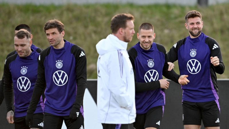 Bundestrainer Julian Nagelsmann (M.) bereitet die Nationalmannschaft in Thüringen auf die EM vor.