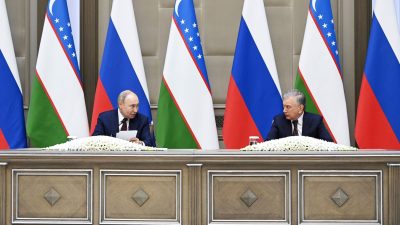 Russlands Präsident Wladimir Putin zusammen mit seinem usbekischen Amtskollegen Schawkat Mirsijojew in Taschkent.