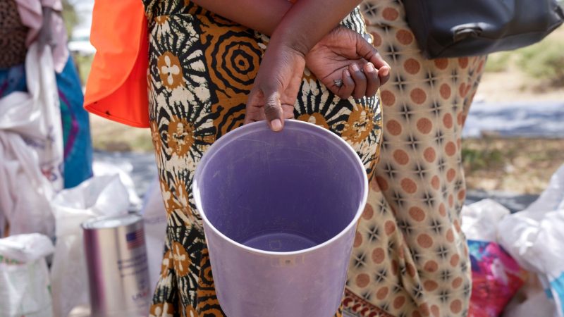 Eine Frau wartet im März 2023 im Bezirk Mangwe im Südwesten Simbabwes auf Nahrungsmittelhilfe.