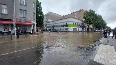 Großer Wasserrohrbruch in Berlin – Evakuierungen