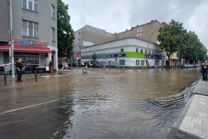 Großer Wasserrohrbruch in Berlin – Evakuierungen