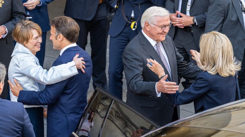 Herzlicher Empfang in Münster: Bundespräsident Frank-Walter Steinmeier und seine Ehefrau Elke Büdenbender begrüßen Emanuel Macron und seine Gattin Brigitte. Der französische Präsident ist für einen dreitägigen Staatsbesuch in Deutschland.