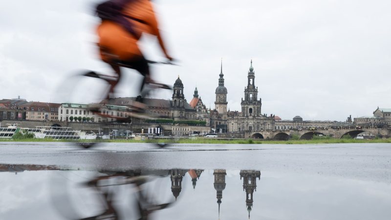 Ein Radfahrer in Dresden am Ufer der Elbe.