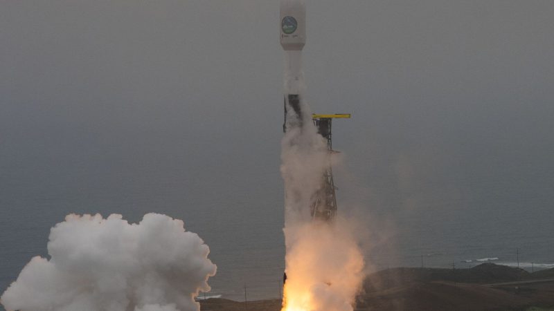 Eine Falcon-9-Rakete des US-Raumfahrtkonzerns SpaceX hebt mit dem Erdbeobachtungssatelliten «Earthcare» an Bord  ab.