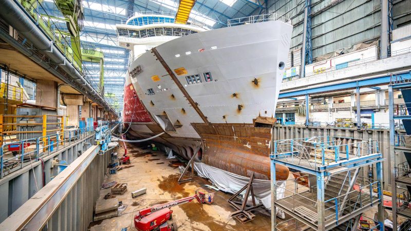 Das Kreuzfahrtschiff "Silver Ray" in einer Halle der Meyer Werft.