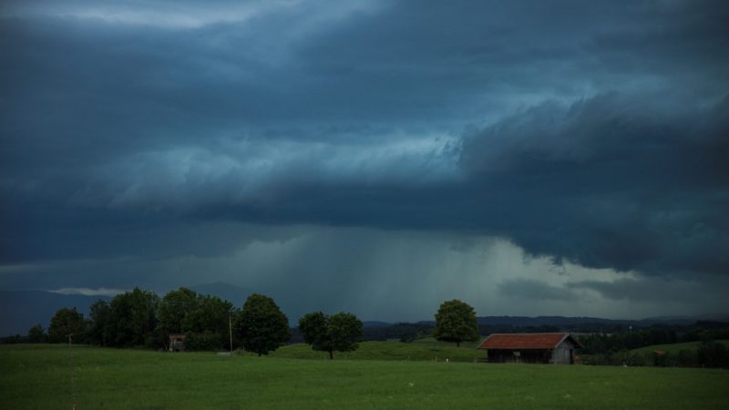 Dunkle Gewitterwolken hängen über der  Landschaft in Penzberg in Oberbayern. Der Deutsche Wetterdienst (DWD) hat vor Unwettern in weiten Teilen Süddeutschlands gewarnt.