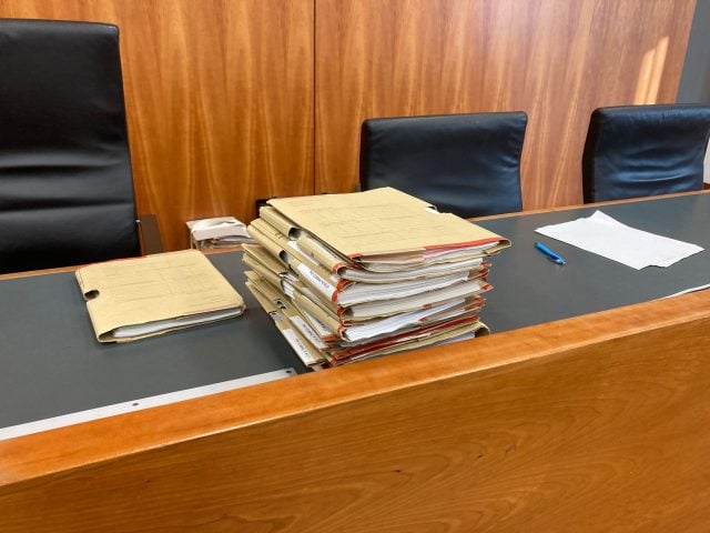 Akten auf der Richterbank des Landgerichts Kassel vor Beginn des Prozesses.