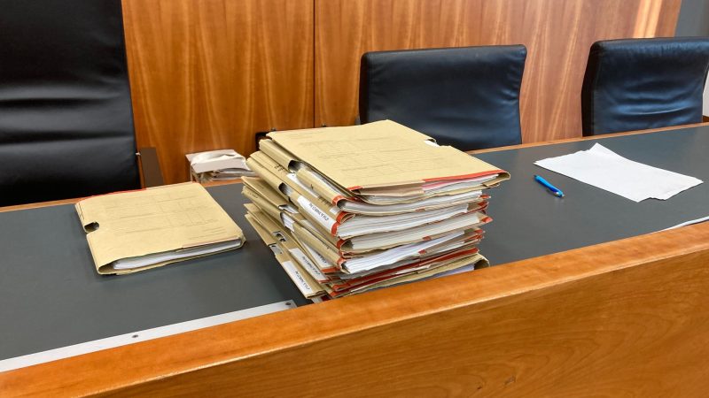 Akten auf der Richterbank des Landgerichts Kassel vor Beginn des Prozesses.