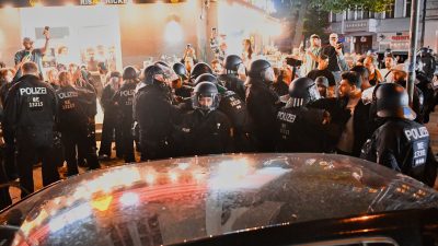 Hassparolen und brennende Barrikaden bei pro-palästinensischer Demo in Berlin