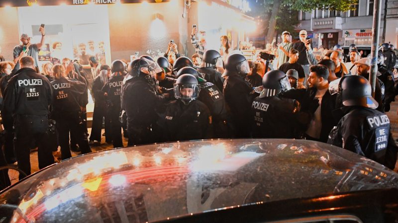 Am Rande einer propalästinensischen Kundgebung in Berlin-Kreuzberg und Neukölln ist es erneut zu gewalttätigen Auseinandersetzungen zwischen der Polizei und Demonstranten gekommen.