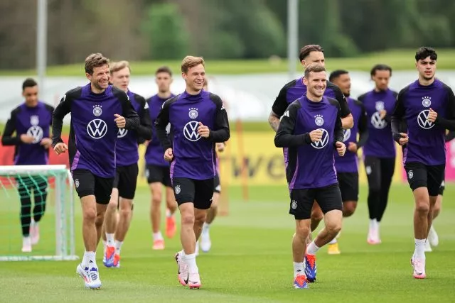 Die Nationalmannschaft um Thomas Müller (l-r), Joshua Kimmich und Pascal Groß soll von einem Spezialeinsatzkommando lernen.