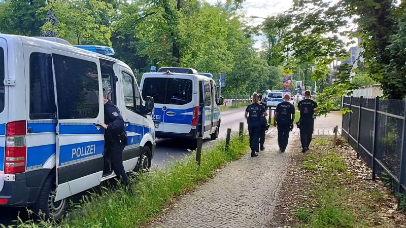 Nach einer Gewalttat in einer Flüchtlingsunterkunft in Potsdam ist die Polizei auf der Suche nach dem Täter.