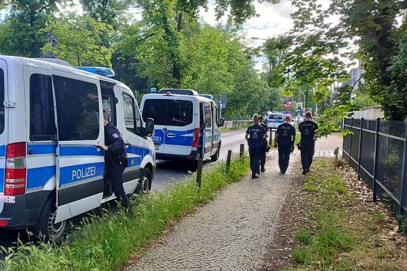 Nach einer Gewalttat in einer Flüchtlingsunterkunft in Potsdam ist die Polizei auf der Suche nach dem Täter.
