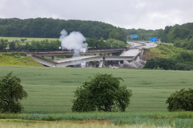 Das alte Teilbauwerk der Talbrücke Stettbach der A7 zwischen dem Autobahnkreuz Schweinfurt/Werneck und der Anschlussstelle Gramschatzer Wald wird gesprengt. Bis 2026 soll eine neue Brücke entstehen.