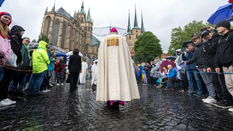 Erfurts Bischof Ulrich Neymeyr zieht mit der Prozession zum Fronleichnam-Gottesdienst auf dem Domplatz.