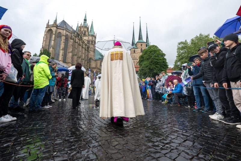 Erfurts Bischof Ulrich Neymeyr zieht mit der Prozession zum Fronleichnam-Gottesdienst auf dem Domplatz.