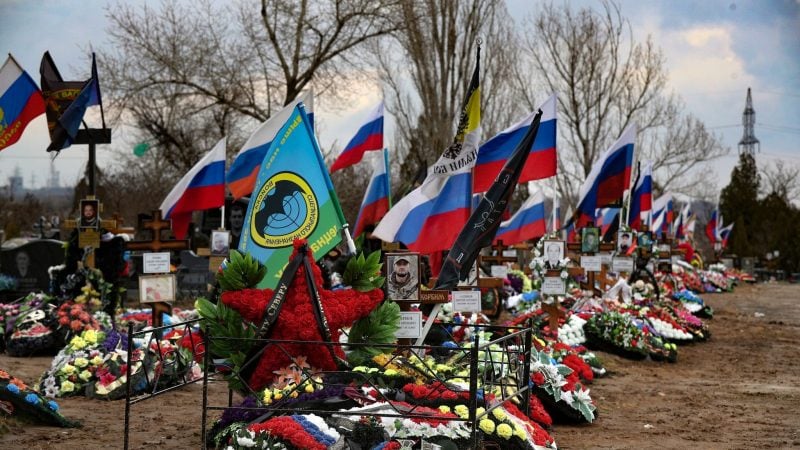 Gräber russischer Soldaten, die in der Ukraine getötet wurden, auf einem Friedhof in der russischen Region Wolgograd.