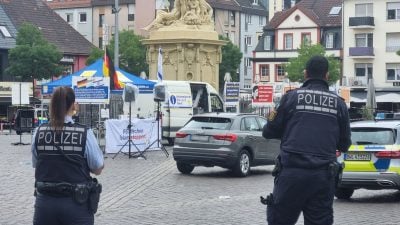 Einsatzkräfte der Polizei sind bei einem Vorfall auf dem Mannheimer Marktplatz im Einsatz.