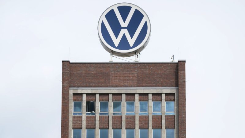 Nicht unter das Lieferkettensorgfaltspflichtengesetz fällt nach VW-Angaben das umstrittene Werk und die Teststrecke in der chinesischen Provinz Xinjiang.